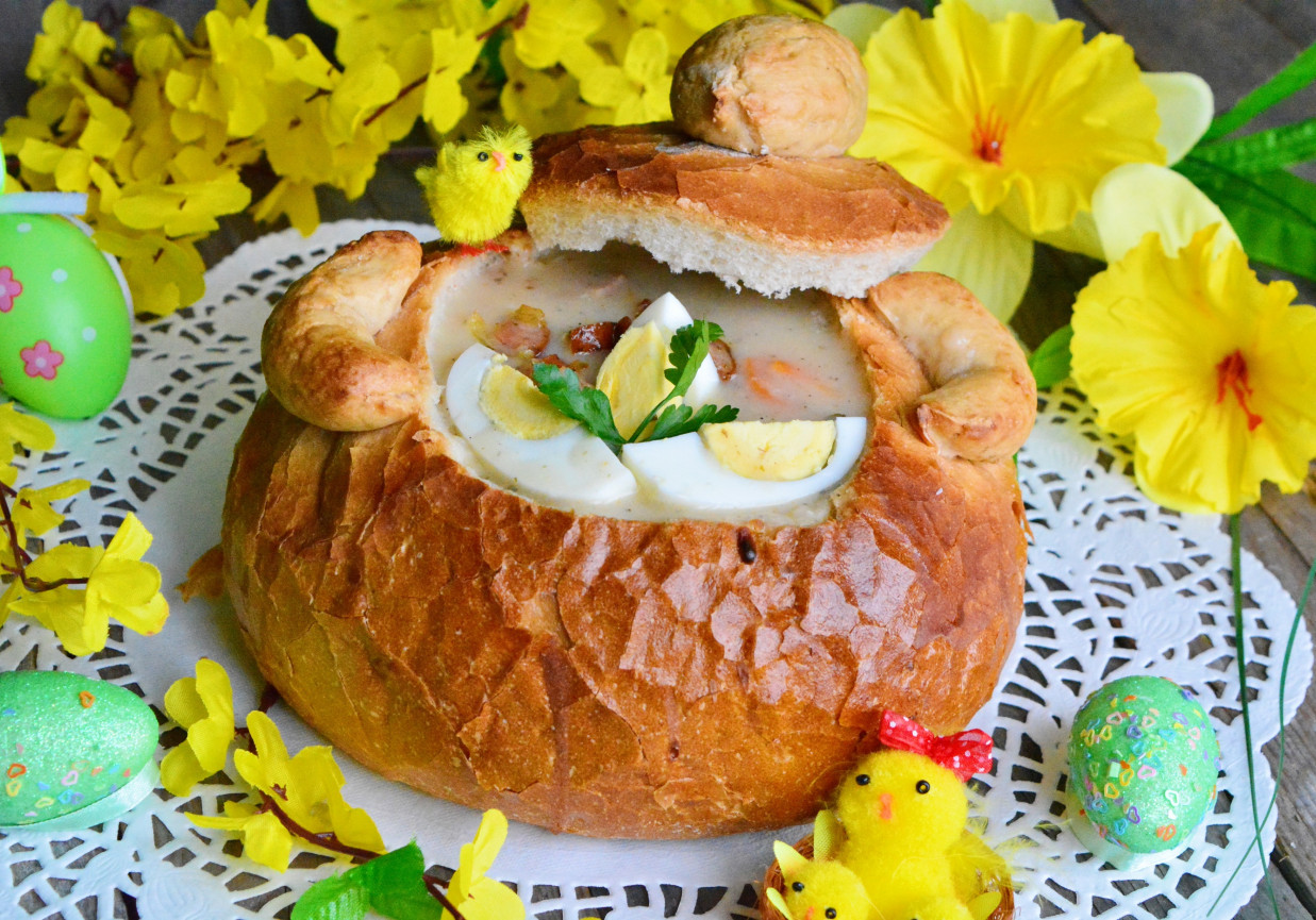 Tradycyjny Wielkanocny Żurek w chlebie foto