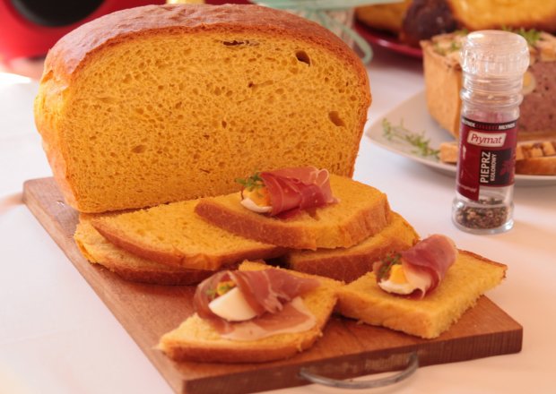 Fotografia przedstawiająca Tradycyjny włoski chleb wielkanocny (serowy)