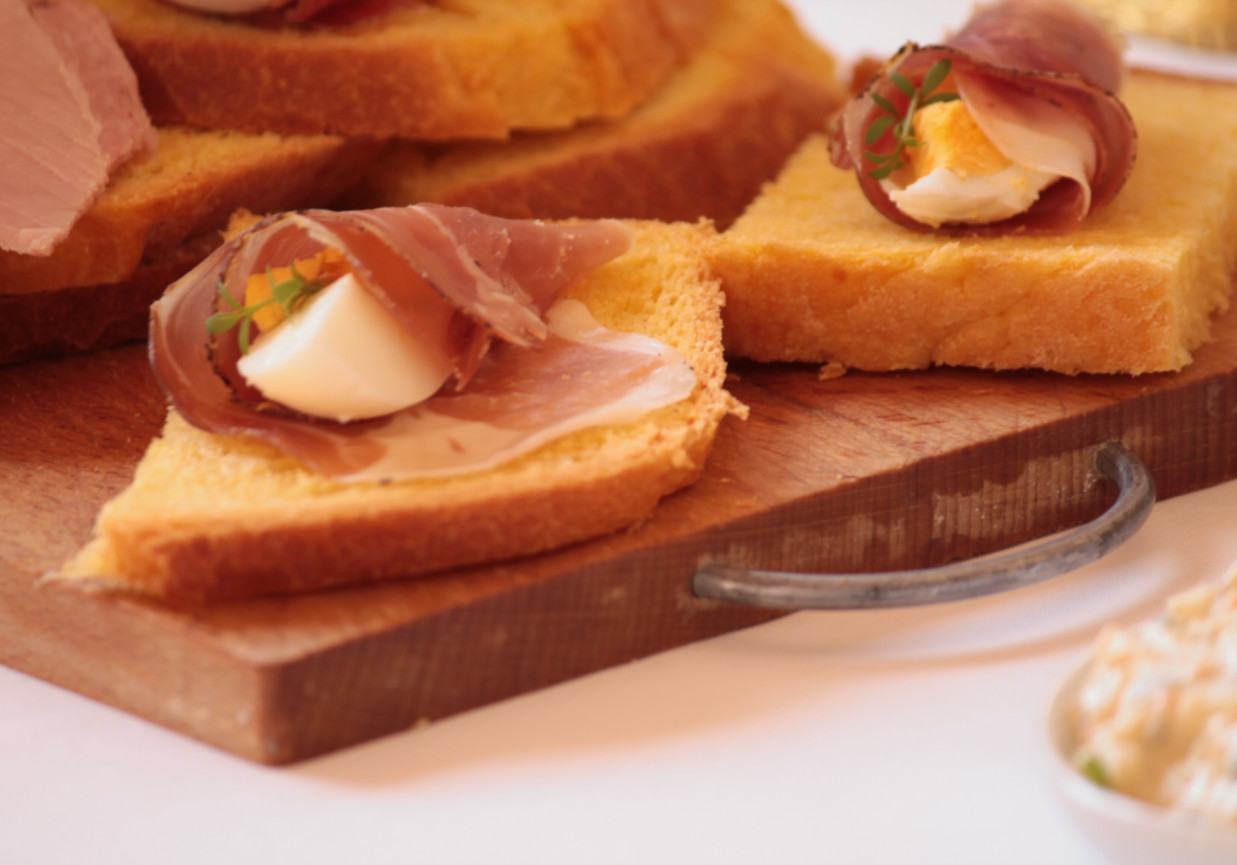 Tradycyjny włoski chleb wielkanocny (serowy)  foto