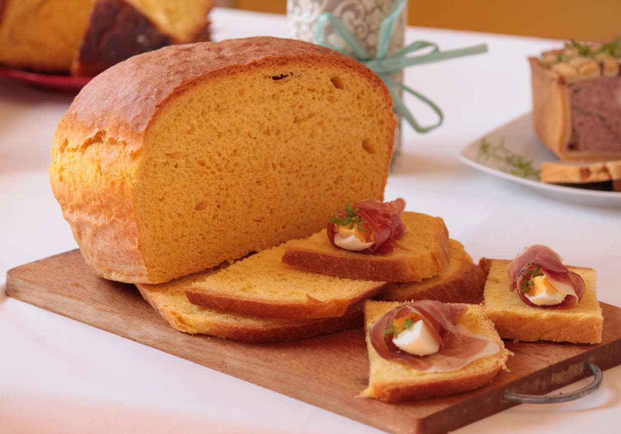 Tradycyjny włoski chleb wielkanocny (serowy)  foto