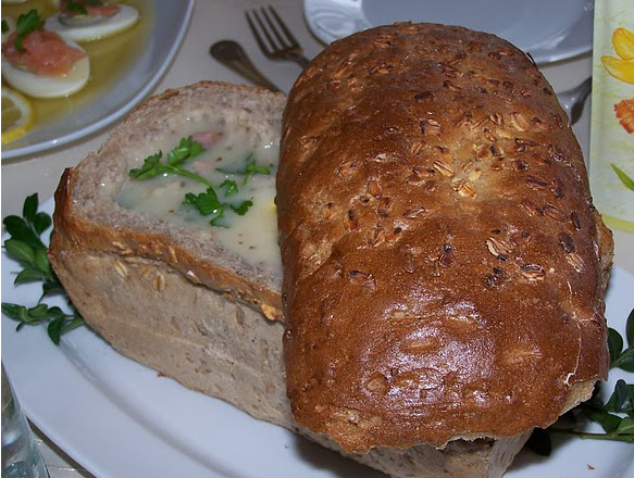 Fotografia przedstawiająca Tradycyjny żur  w chlebie