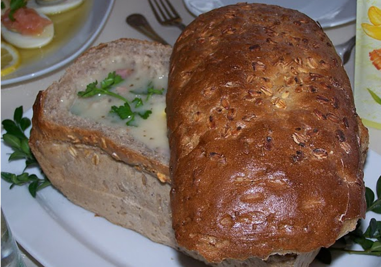 Tradycyjny żur  w chlebie foto