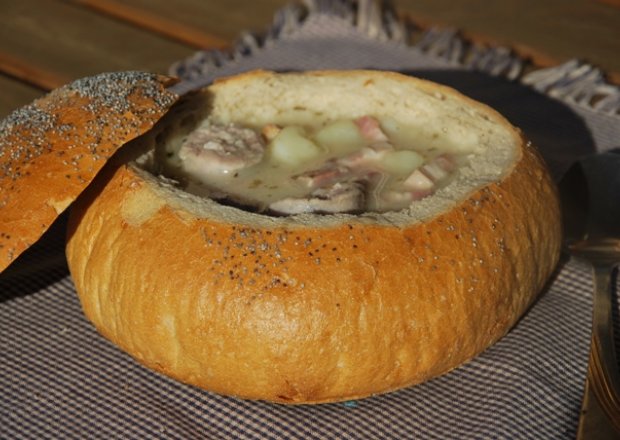 Fotografia przedstawiająca Tradycyjny żurek w chlebie