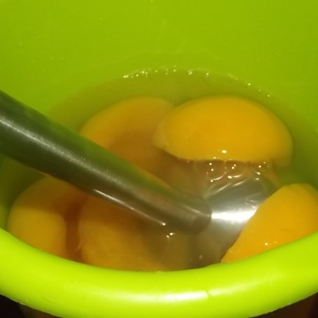 Krok 3 - Trio owocowe - biszkopt z masą brzoskwiniową z dodatkiem truskawek foto