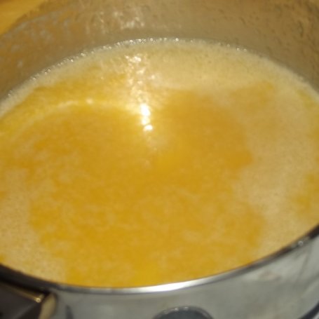 Krok 4 - Trio owocowe - biszkopt z masą brzoskwiniową z dodatkiem truskawek foto