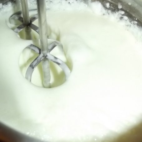 Krok 8 - Trio owocowe - biszkopt z masą brzoskwiniową z dodatkiem truskawek foto