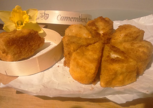 Fotografia przedstawiająca Trójkąciki Camembert w panierce