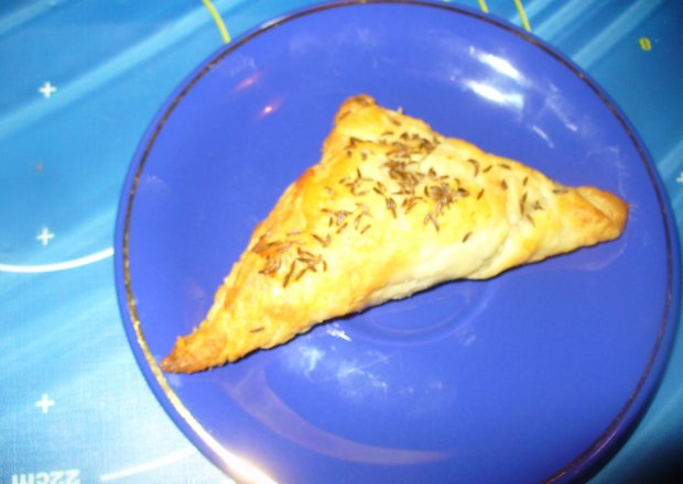 Fotografia przedstawiająca Trójkąty  z serem oscypkiem  i  jarmużem .