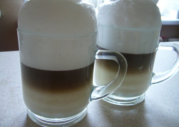 Fotografia przedstawiająca Trójkolorowa kawa latte