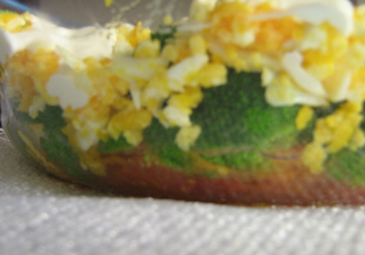 trójkolorowa sałatka brokułowa foto