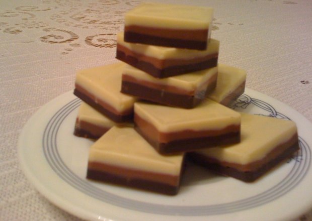 Fotografia przedstawiająca Trójkolorowe domowe czekoladki