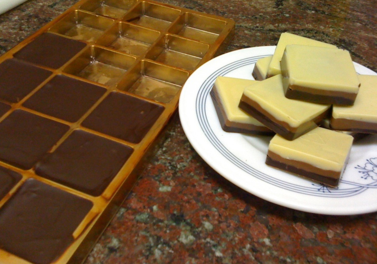 Trójkolorowe domowe czekoladki foto