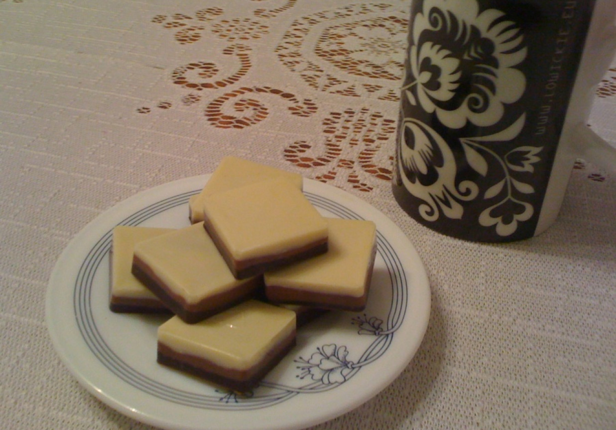 Trójkolorowe domowe czekoladki foto