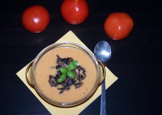 Fotografia przedstawiająca Troszkę nietypowa, czyli zupa krem pomidorowo-ziemniaczana ze smażonymi pieczarkami :)