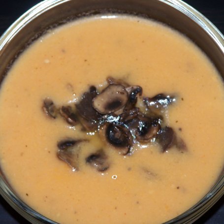 Krok 5 - Troszkę nietypowa, czyli zupa krem pomidorowo-ziemniaczana ze smażonymi pieczarkami :) foto