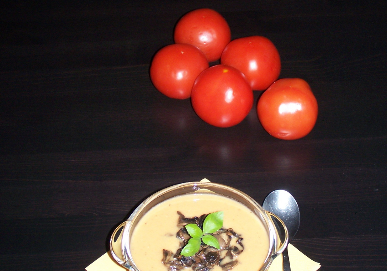 Troszkę nietypowa, czyli zupa krem pomidorowo-ziemniaczana ze smażonymi pieczarkami :) foto