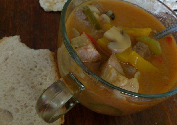 Fotografia przedstawiająca Troszkę oszukana zupa gulaszowa.