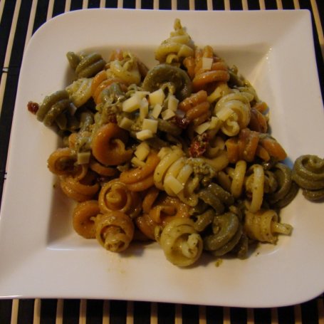 Krok 6 - Trottole z zielonym pesto i suszonymi pomidorami foto