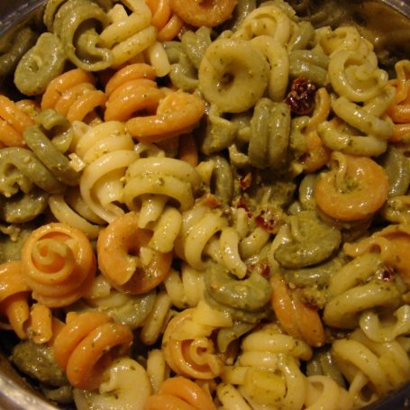 Krok 5 - Trottole z zielonym pesto i suszonymi pomidorami foto