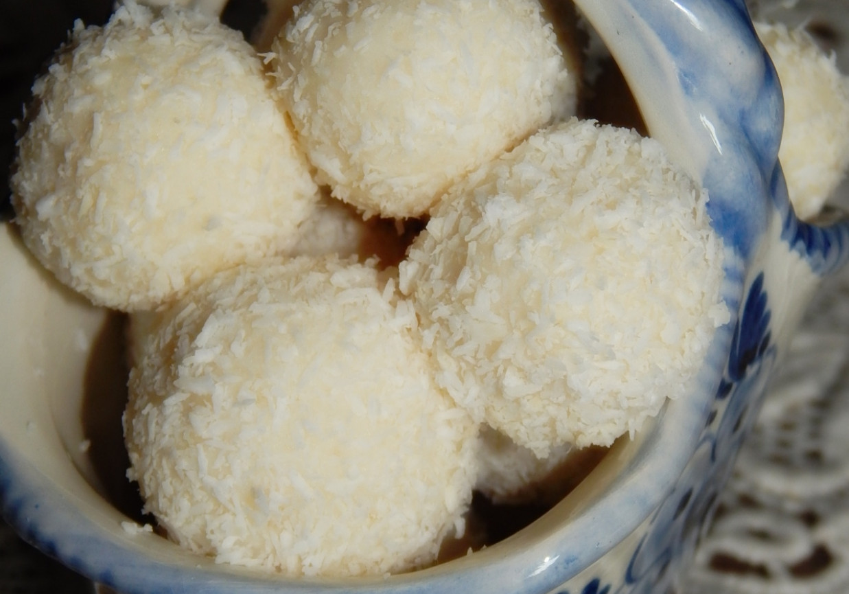 Trufelki kokosowe z kaszki manny  foto