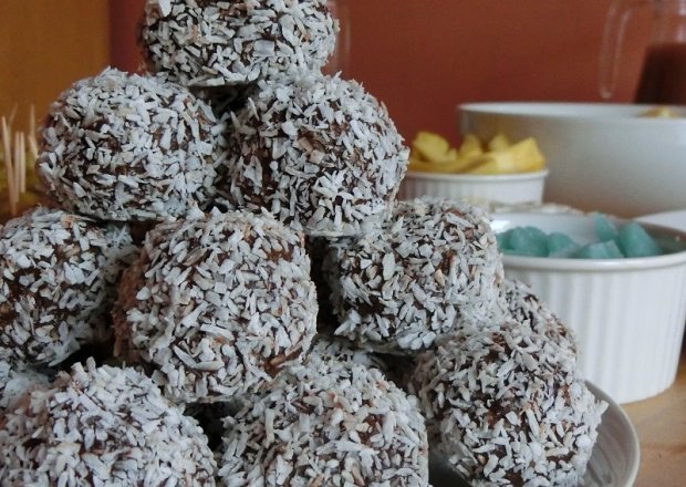 Fotografia przedstawiająca Trufle czekoladowe z kokosem