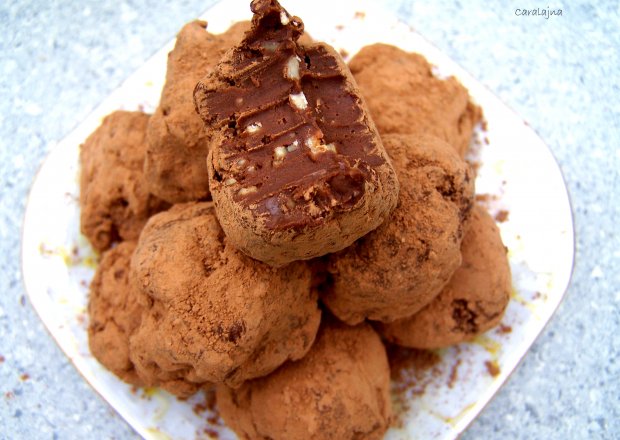 Fotografia przedstawiająca trufle czekoladowo kawowe z orzeszkami ziemnymi