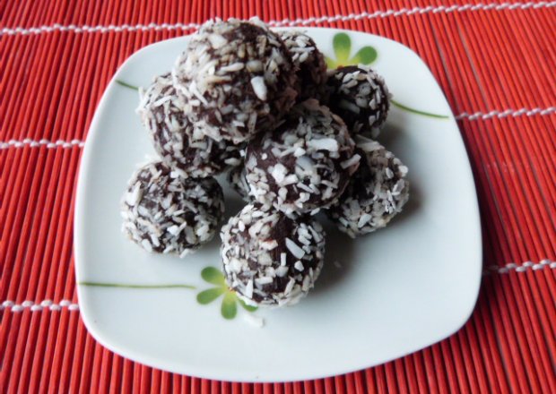 Fotografia przedstawiająca Trufle czekoladowo-kokosowe