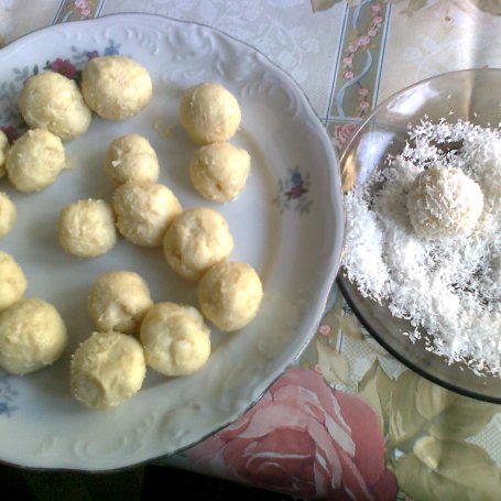Krok 4 - Trufle z białą czekoladą, migdałami i kokosem foto
