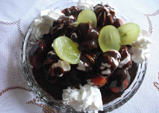 Fotografia przedstawiająca Truskawki i beziki pod kremem czekoladowym