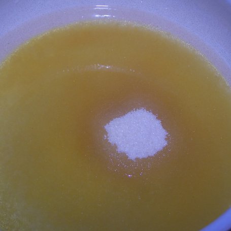 Krok 2 - Truskawki i kiwi, czyli sernik o lekko kwaśnym smaku :) foto