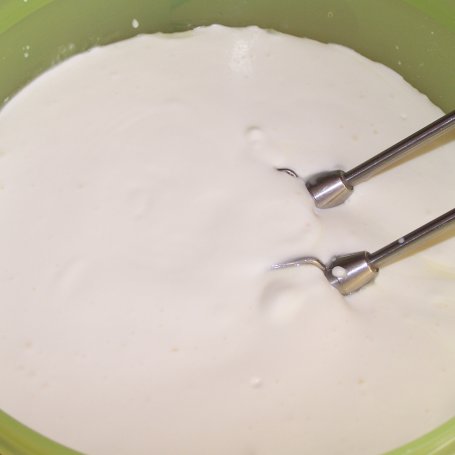 Krok 6 - Truskawki i kiwi, czyli sernik o lekko kwaśnym smaku :) foto