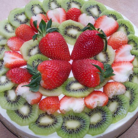Krok 9 - Truskawki i kiwi, czyli sernik o lekko kwaśnym smaku :) foto