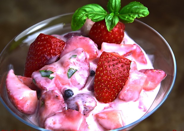 Fotografia przedstawiająca Truskawki w cytrynowym jogurcie