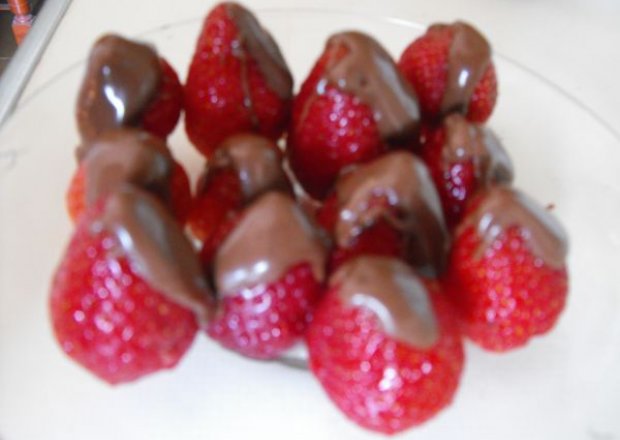 Fotografia przedstawiająca Truskawki w czekoladowej skorupce
