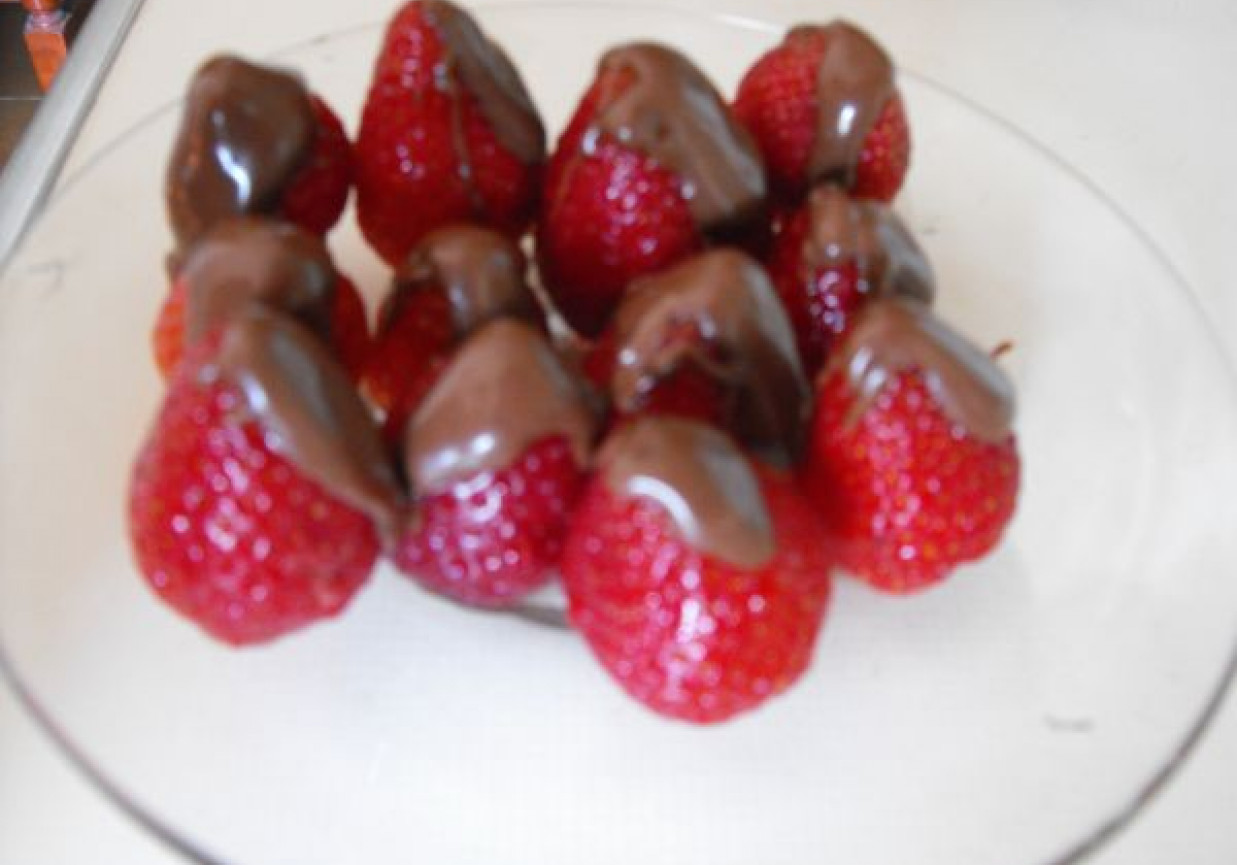 Truskawki w czekoladowej skorupce foto