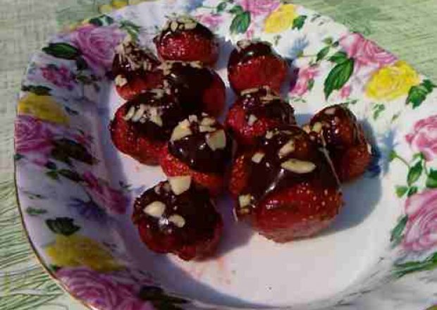 Fotografia przedstawiająca Truskawki w czekoladzie z migdalami