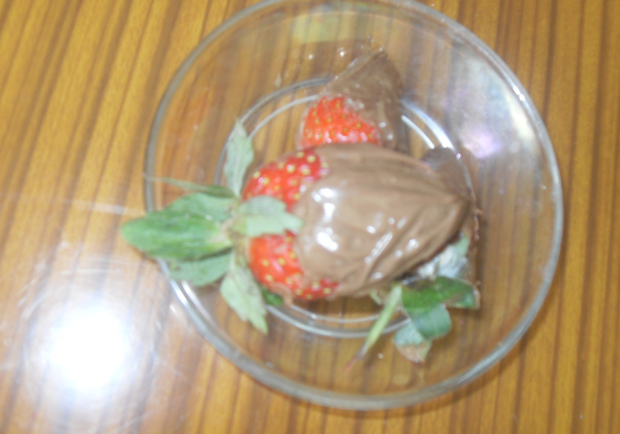 Truskawki w deserowej czekoladzie foto