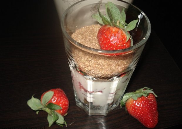 Fotografia przedstawiająca Truskawki w jogurcie skąpane - propozycja śniadaniowa