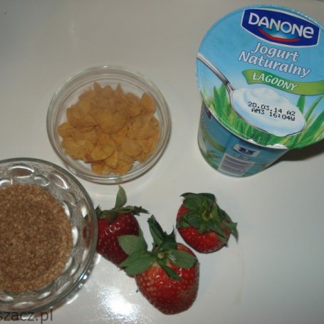 Krok 1 - Truskawki w jogurcie skąpane - propozycja śniadaniowa foto