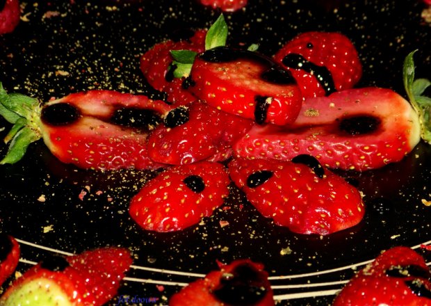 Fotografia przedstawiająca Truskawki w sosem balsamicznym z kolorowym pieprzem