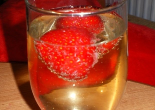 Fotografia przedstawiająca Truskawki w szampanie