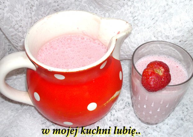 Fotografia przedstawiająca truskawki z bazylią  w mlecznym napoju...