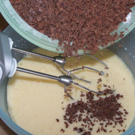 Krok 4 - Truskawki z czekoladą, czyli ciasto na maślance :) foto