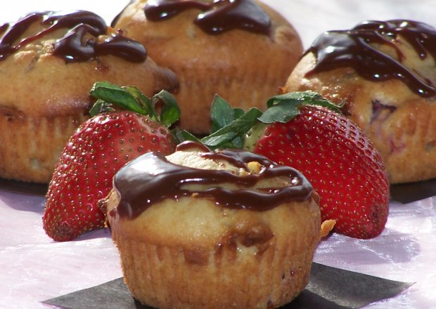 Fotografia przedstawiająca Truskawki z czekoladą, czyli najlepsze połączenie w muffinkach :)