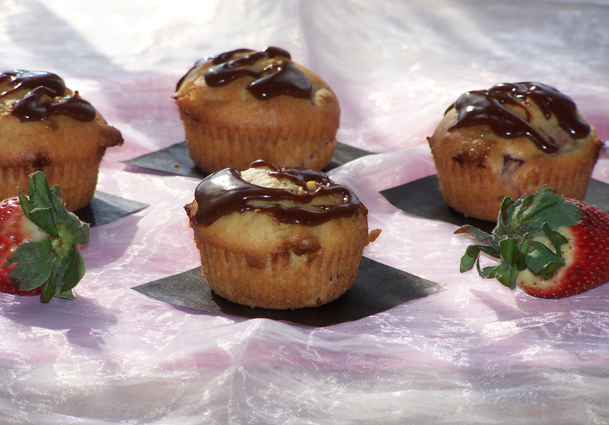 Truskawki z czekoladą, czyli najlepsze połączenie w muffinkach :) foto