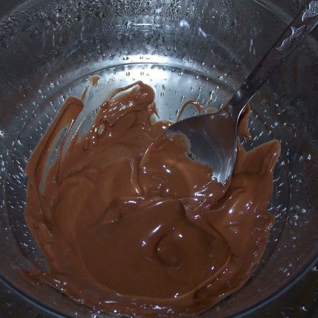 Krok 8 - Truskawki z czekoladą, czyli najlepsze połączenie w muffinkach :) foto