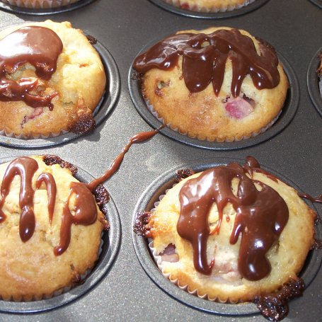Krok 9 - Truskawki z czekoladą, czyli najlepsze połączenie w muffinkach :) foto