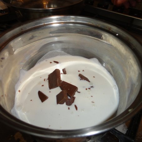 Krok 2 - Truskawki z czekoladą marshmallow foto