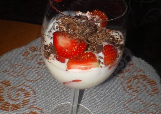 Fotografia przedstawiająca Truskawki z jogurtem i czekoladą
