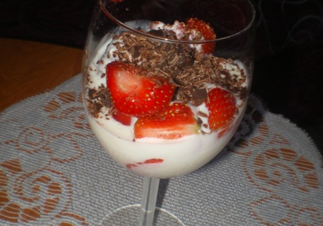 Truskawki z jogurtem i czekoladą foto